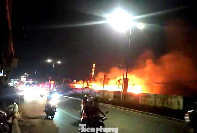 Vụ cháy xảy ra bên quốc lộ 13