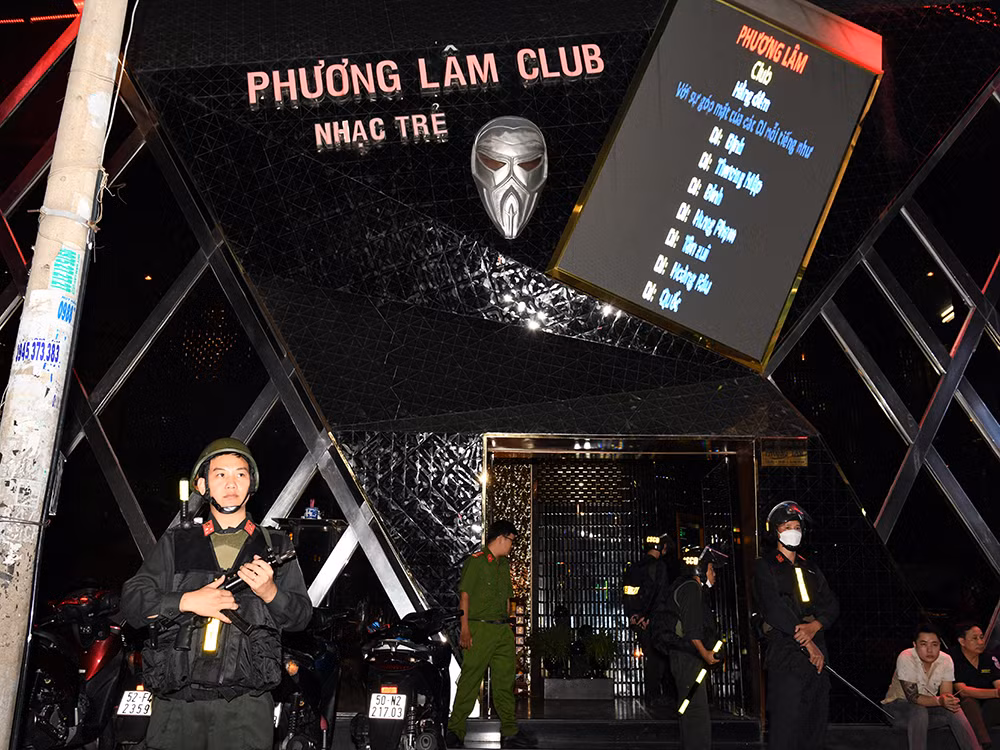 Cảnh sát triệt phá chuyên án 559D, bắt giữ nhiều đối tượng trong quán bar Phương Lâm.