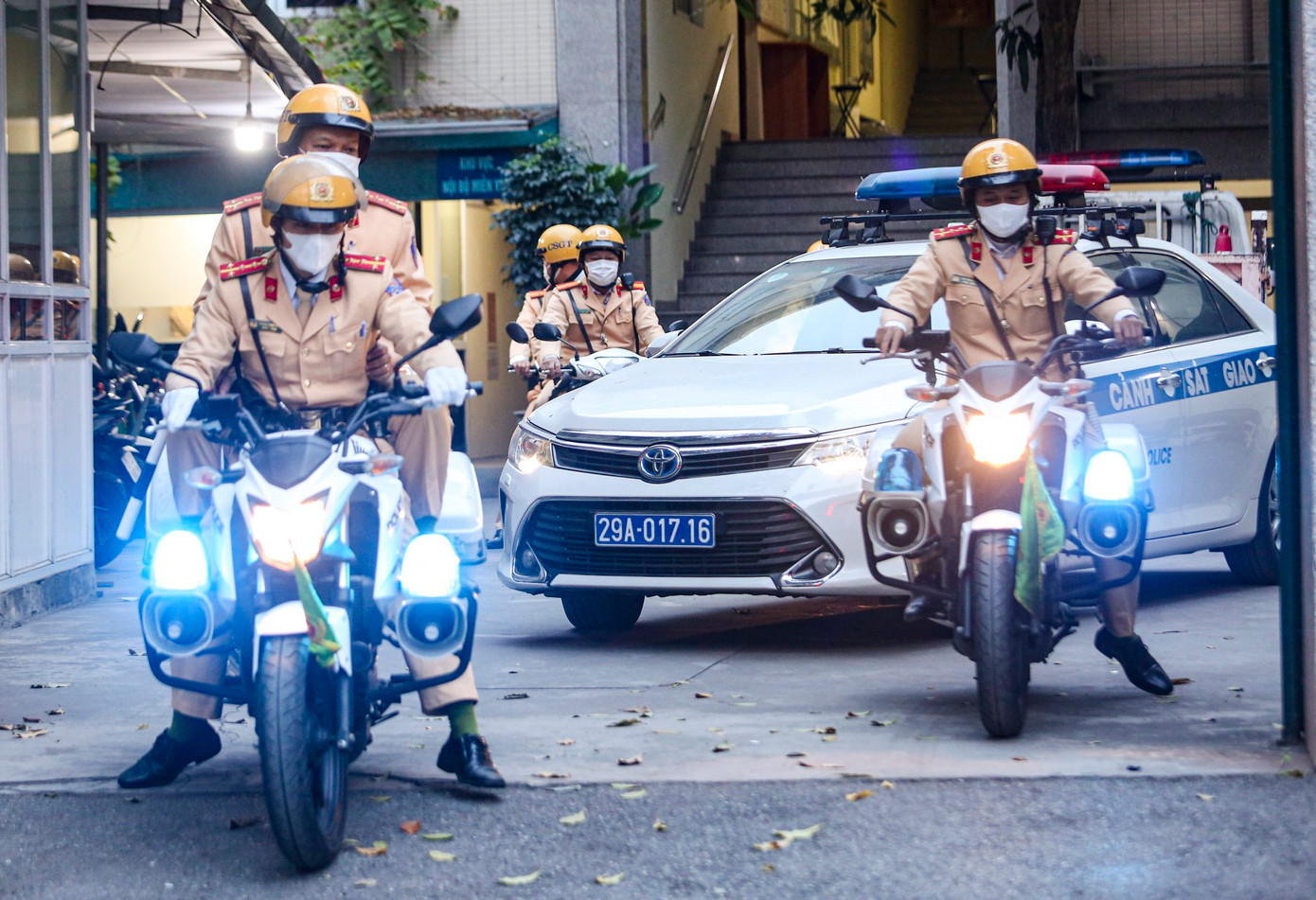 Đội CSGT đường bộ số 3, Phòng CSGT Công an TP Hà Nội ra quân đợt cao điểm.