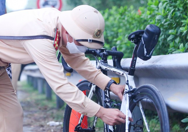 Nhiều xe đạp thể thao đắt tiền bị tạm giữ. Nhiều xe đạp thể thao đắt tiền bị tạm giữ.