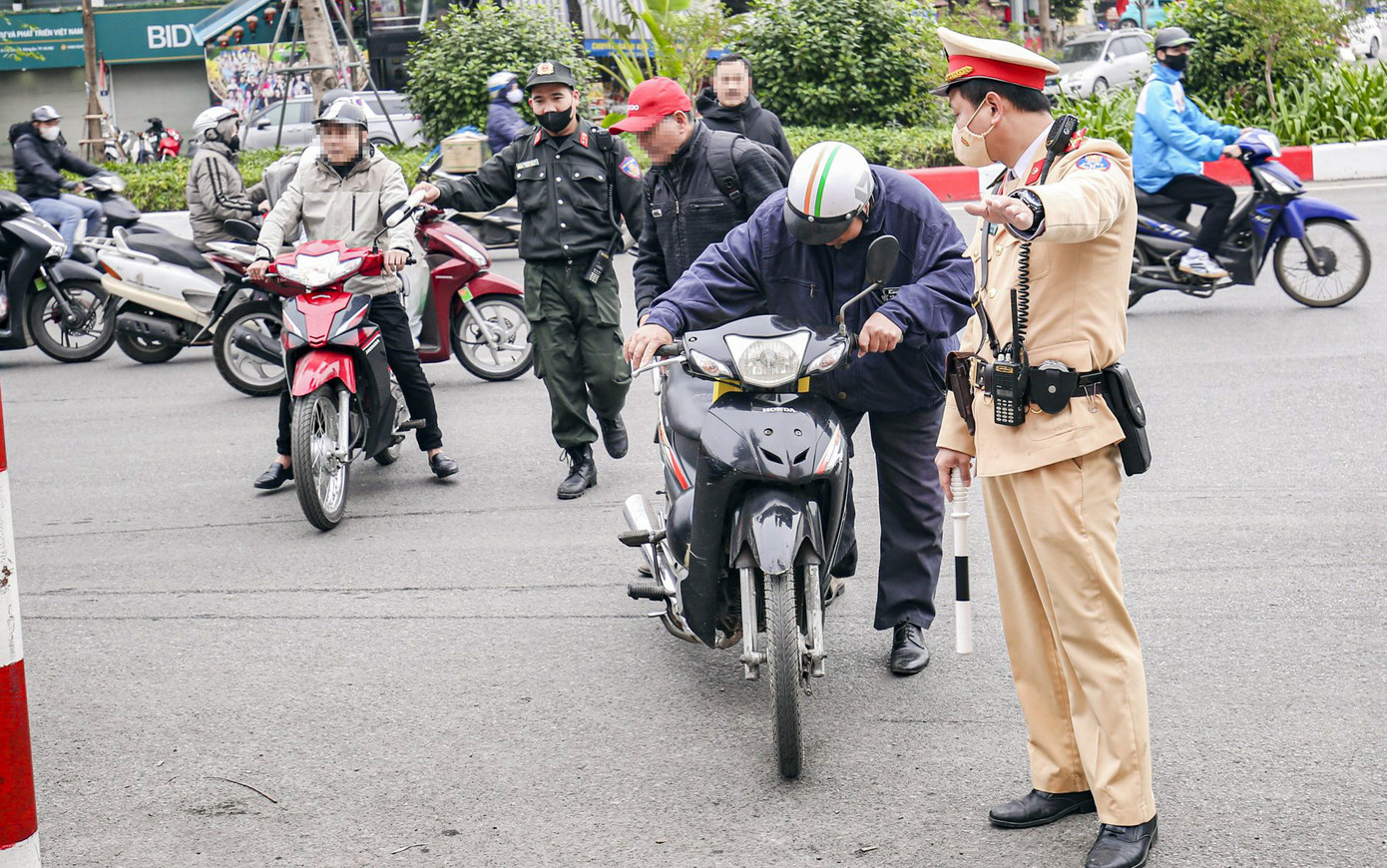 Lực lượng CSGT, CSCĐ làm nhiệm vụ đảm bảo ANTT, xử lý vi phạm giao thông. Lực lượng CSGT, CSCĐ làm nhiệm vụ đảm bảo ANTT, xử lý vi phạm giao thông.