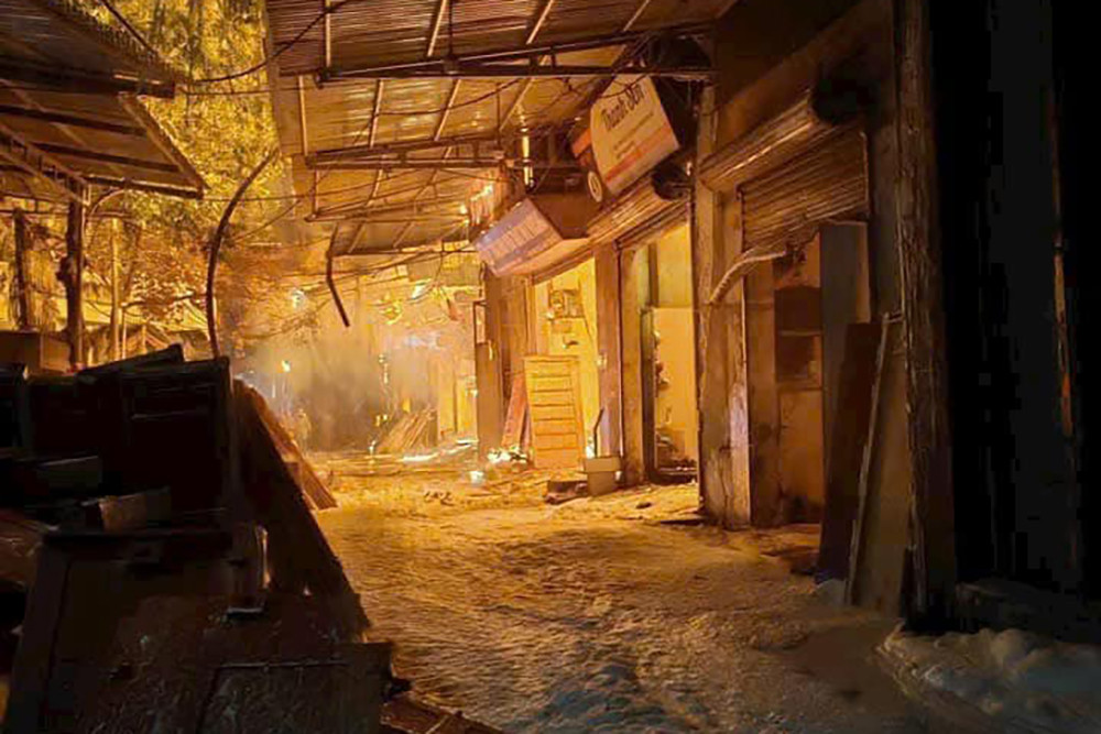 Một số cửa hàng, xưởng gỗ liền kề trong vụ cháy.