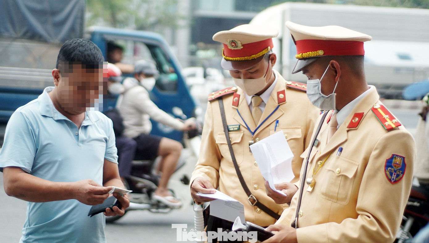 CSGT kiểm tra giấy tờ tài xế xe khách. CSGT kiểm tra giấy tờ tài xế xe khách.