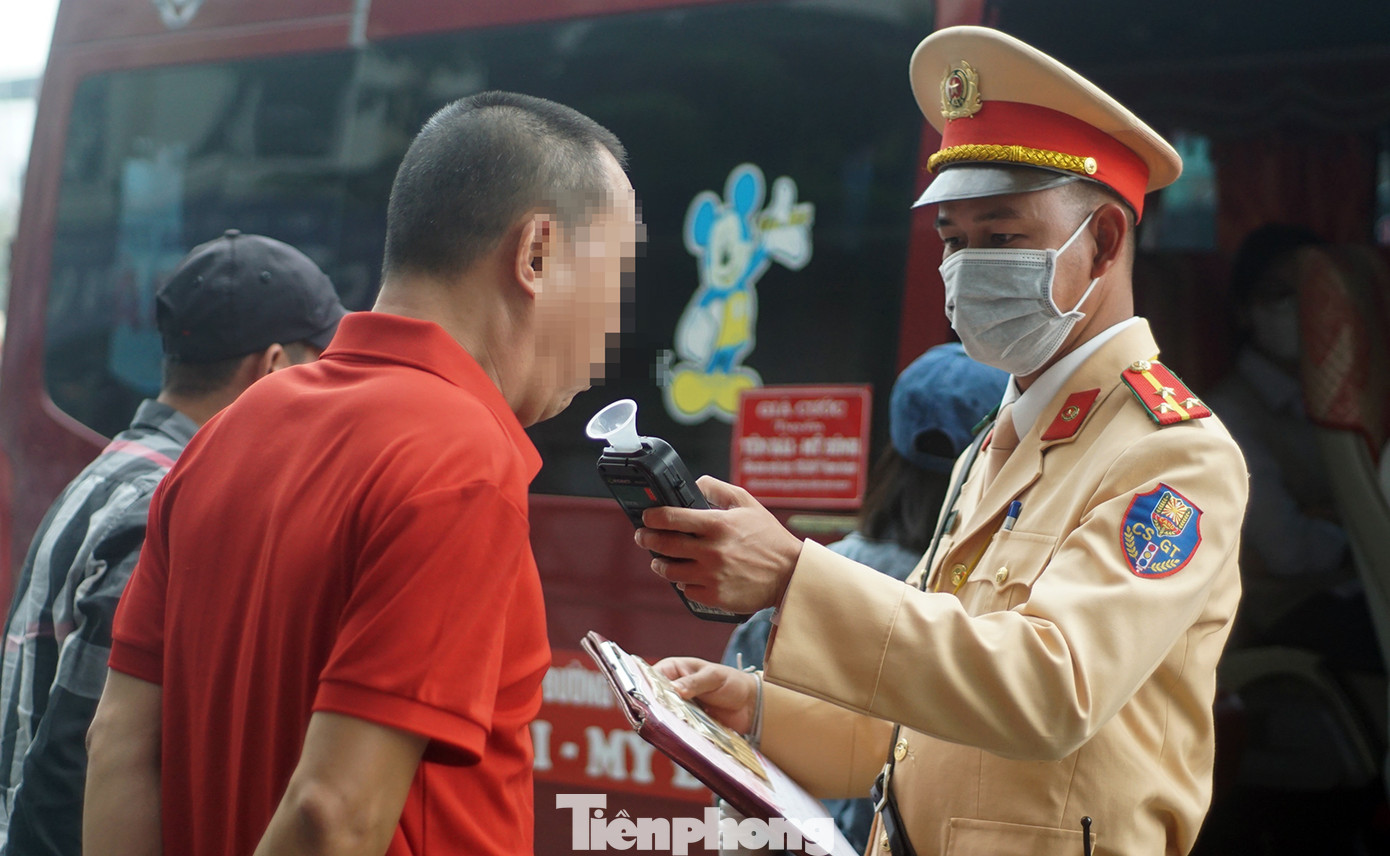 Tài xế ô tô vi phạm nồng độ cồn vượt quá 0,25 miligam đến 0,4 miligam/1 lít khí thở sẽ bị phạt 18-20 triệu đồng thay vì từ 16-18 triệu đồng như trước đây. Ảnh minh họa. Tài xế ô tô vi phạm nồng độ cồn vượt quá 0,25 miligam đến 0,4 miligam/1 lít khí thở sẽ bị phạt 18-20 triệu đồng thay vì từ 16-18 triệu đồng như trước đây. Ảnh minh họa.