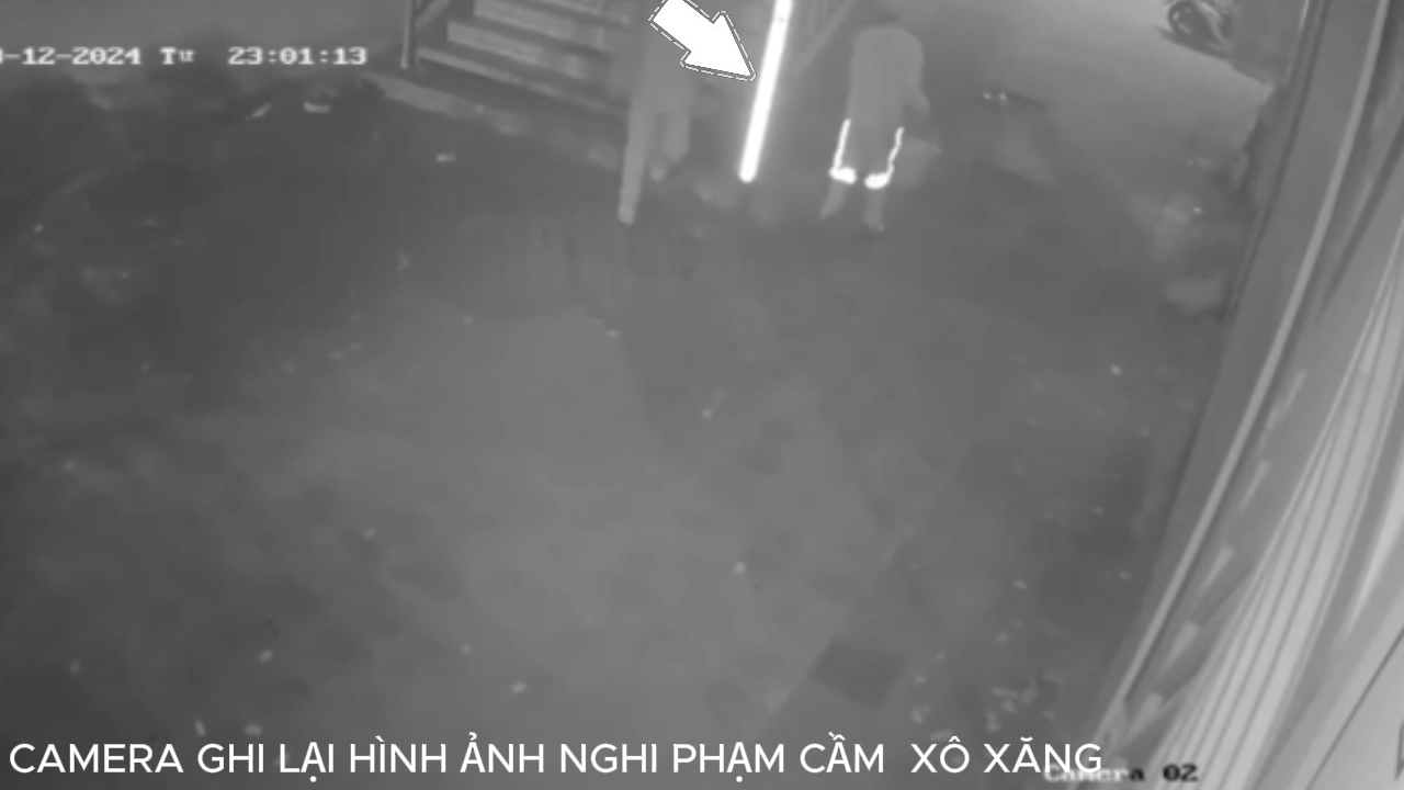 Hình ảnh nghi phạm cầm xô xăng.