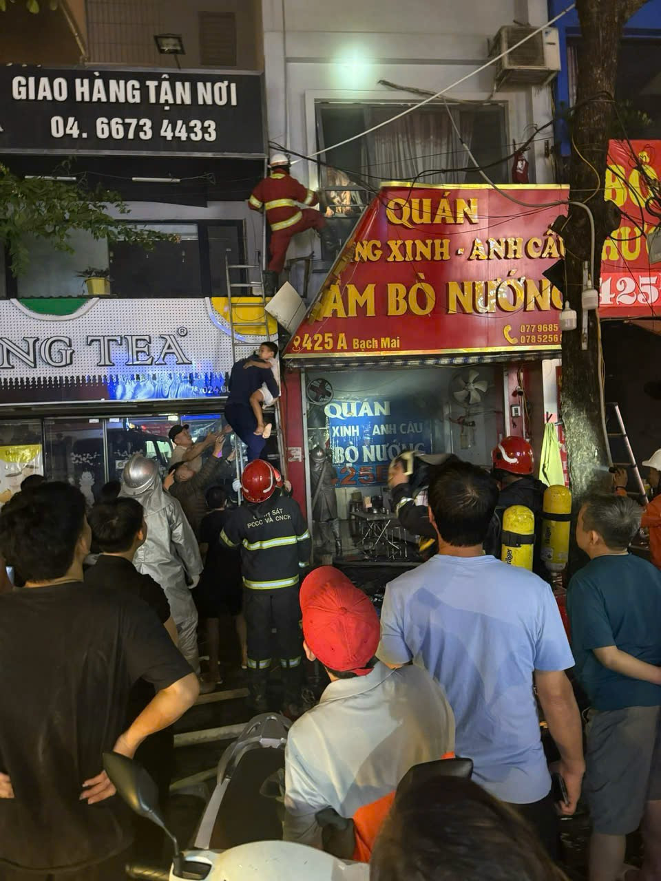 Lực lượng chữa cứu hộ tiếp cận hiện trường đưa các nạn nhân ra ngoài.