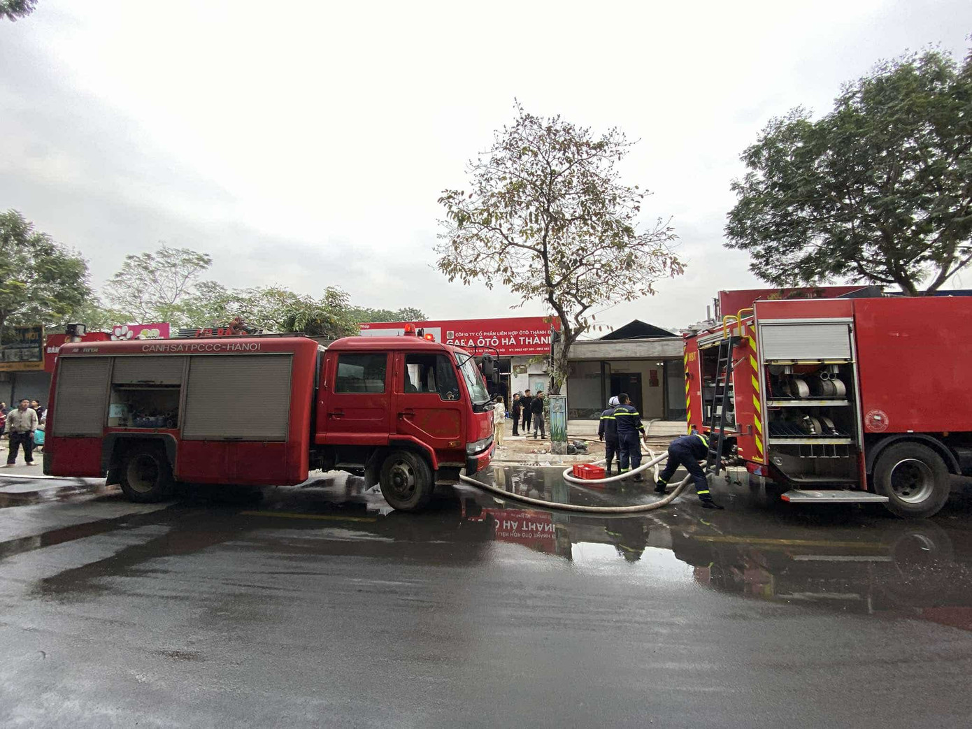 Lực lượng chữa cháy có mặt tại hiện trường. Lực lượng chữa cháy có mặt tại hiện trường.