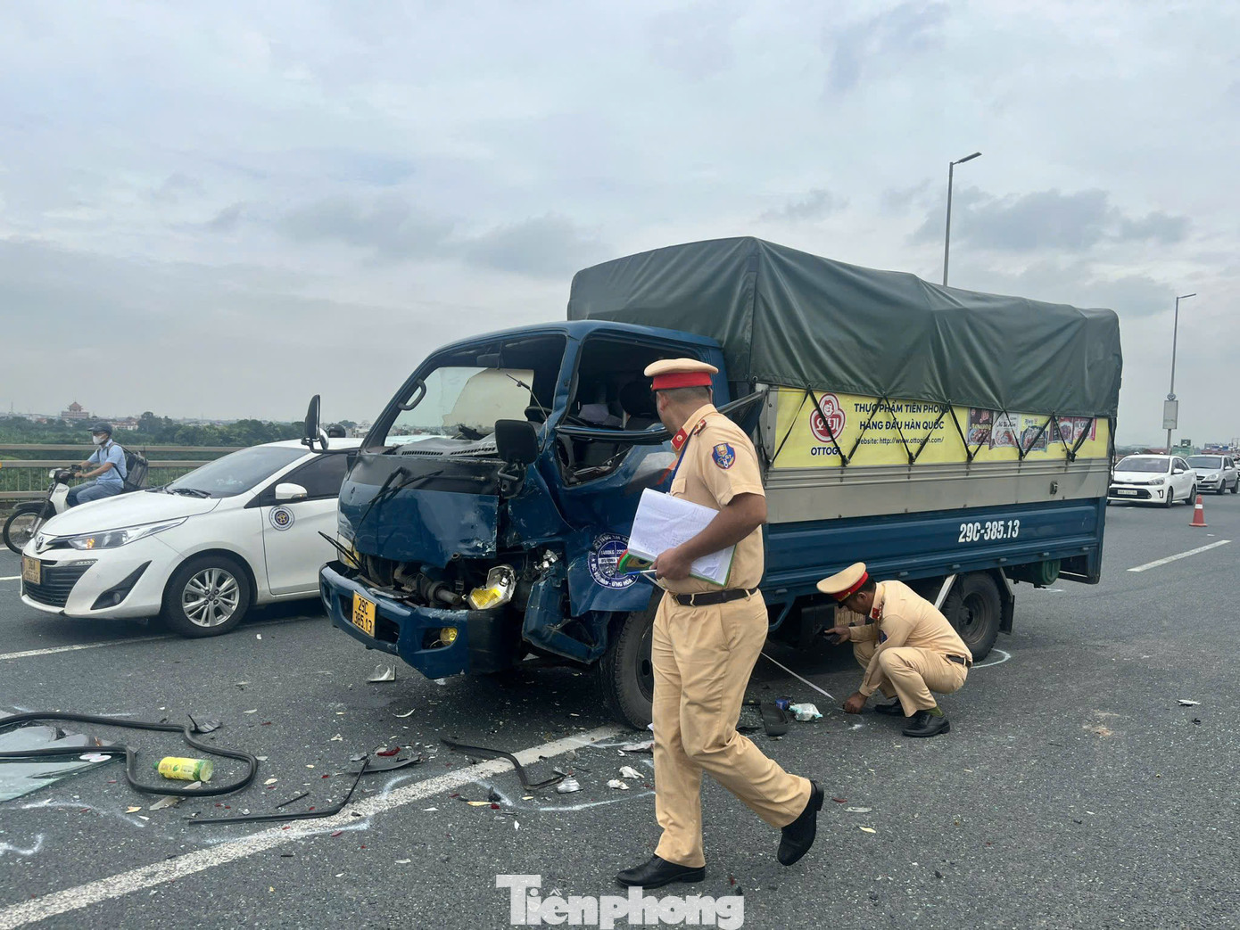 Lực lượng CSGT làm nhiệm vụ tại hiện trường vụ tai nạn.