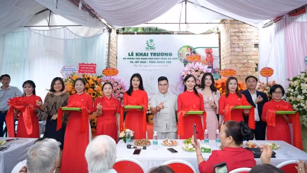 Công ty này khai trương hệ thống cửa hàng Triệu Nụ Cười. Công ty này khai trương hệ thống cửa hàng Triệu Nụ Cười.