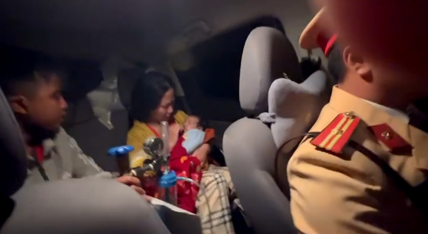 Cháu bé bị suy hô hấp được CSGT giúp đỡ.