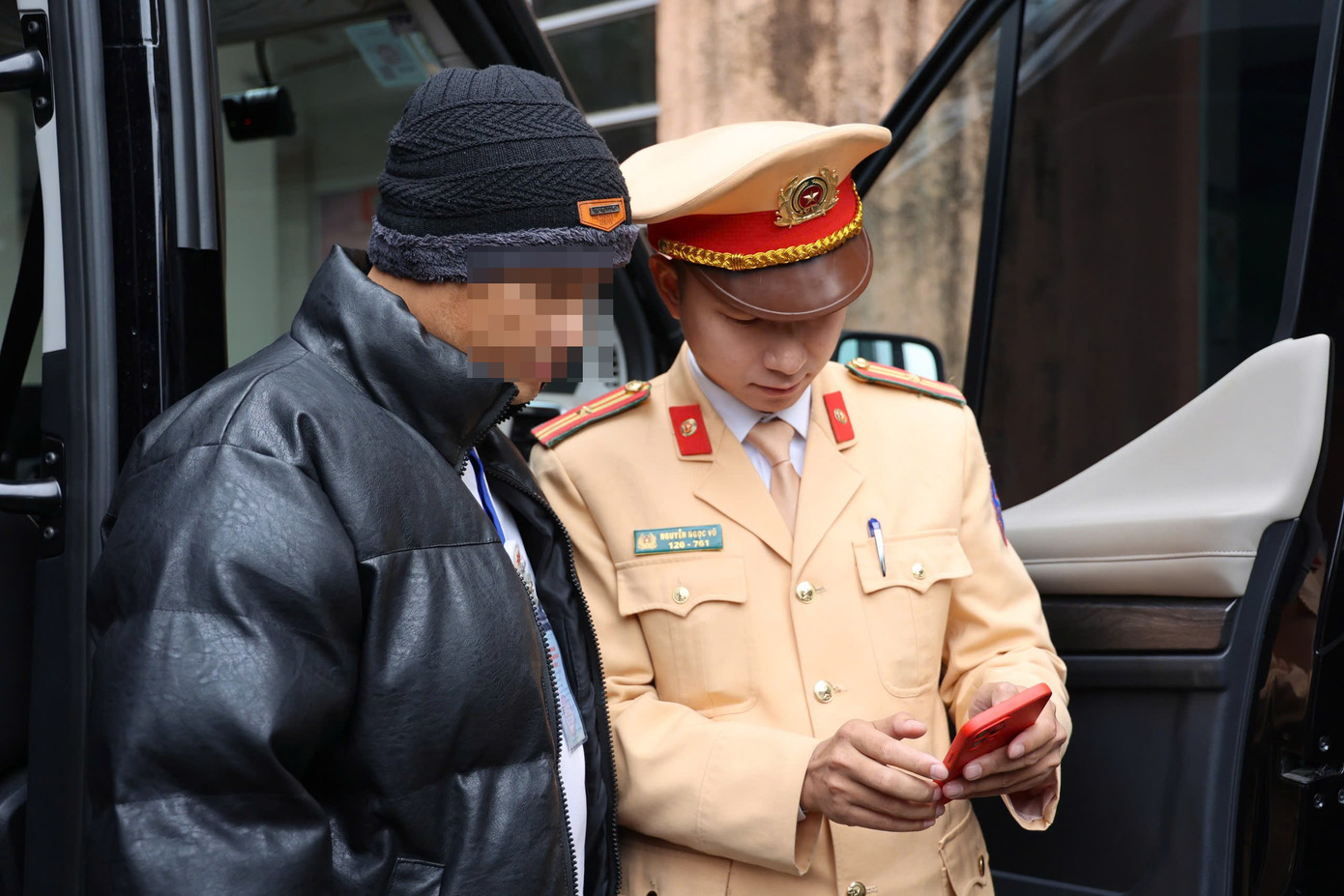 Đội CSGT đường bộ số 6, Phòng CSGT Công an TP Hà Nội triển khai xử lý vi phạm liên quan đến hoạt động vận tải hành khách trên địa bàn.