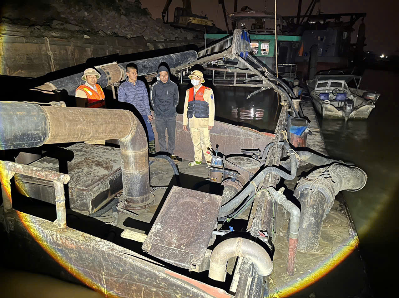 Tàu hút cát trái phép bị bắt giữ. Tàu hút cát trái phép bị bắt giữ.