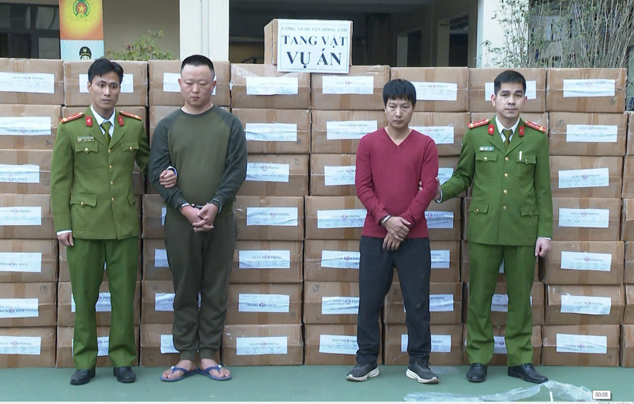 2 đối tượng (giữa) và tang vật vụ án cảnh sát thu giữ. 2 đối tượng (giữa) và tang vật vụ án cảnh sát thu giữ.