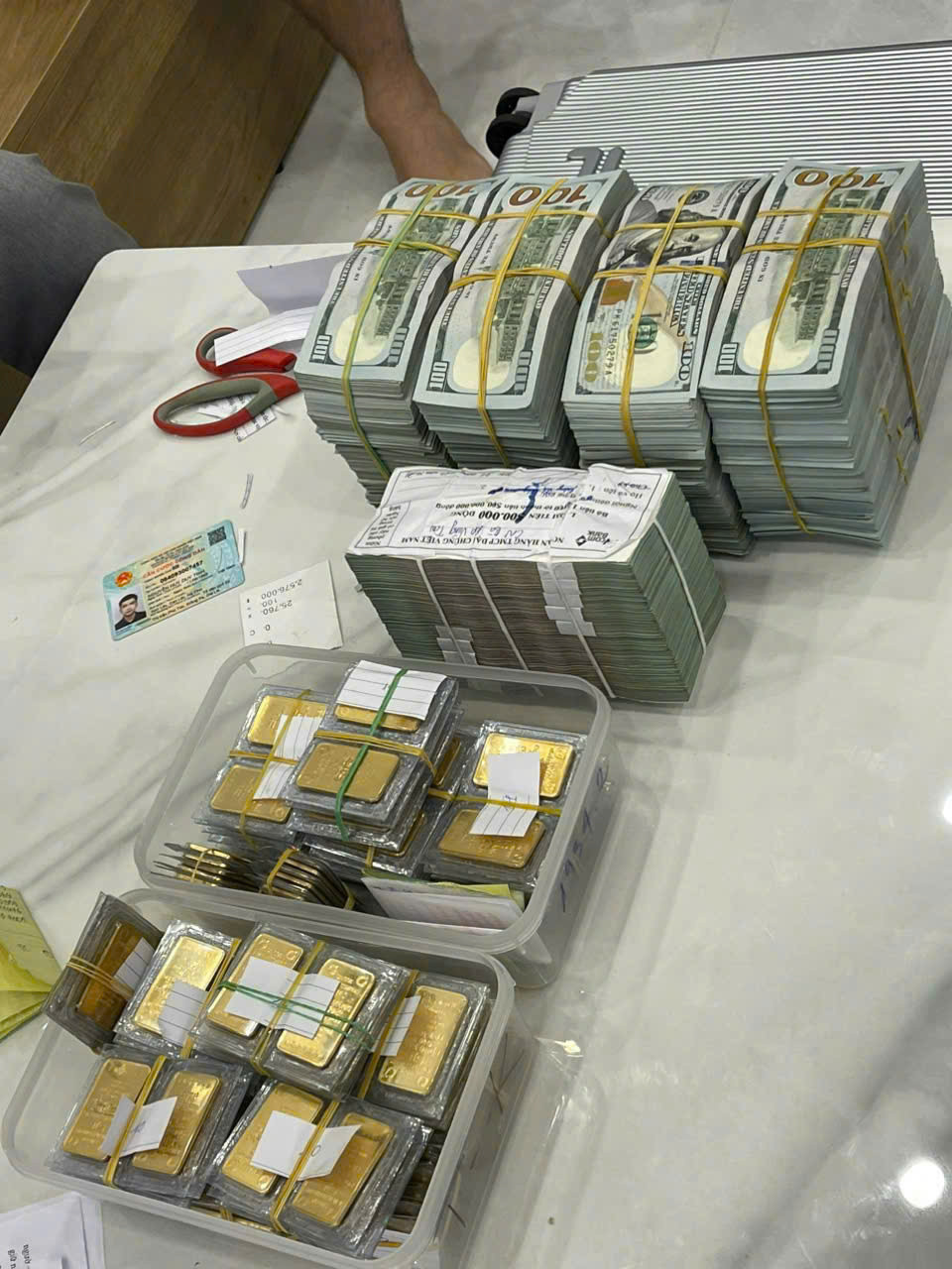 Theo cơ quan điều tra, ban đầu các đối tượng dụ dỗ khách hàng giao dịch nhiều lần với số tiền thấp, có lãi và rút tiền được, sau đó hướng dẫn, thúc đẩy khách hàng nâng vốn giao dịch. Khi khách hàng thua lỗ, thậm chí hết tiền trong tài khoản thì các đối tượng tiếp tục đưa ra các thông tin sai sự thật cho khách hàng tiếp tục có niềm tin, chuyển tiền để "gỡ", đến khi khách hàng không còn khả năng về tài chính thì các đối tượng chặn liên lạc, chiếm đoạt toàn bộ số tiền mà khách hàng đã chuyển.