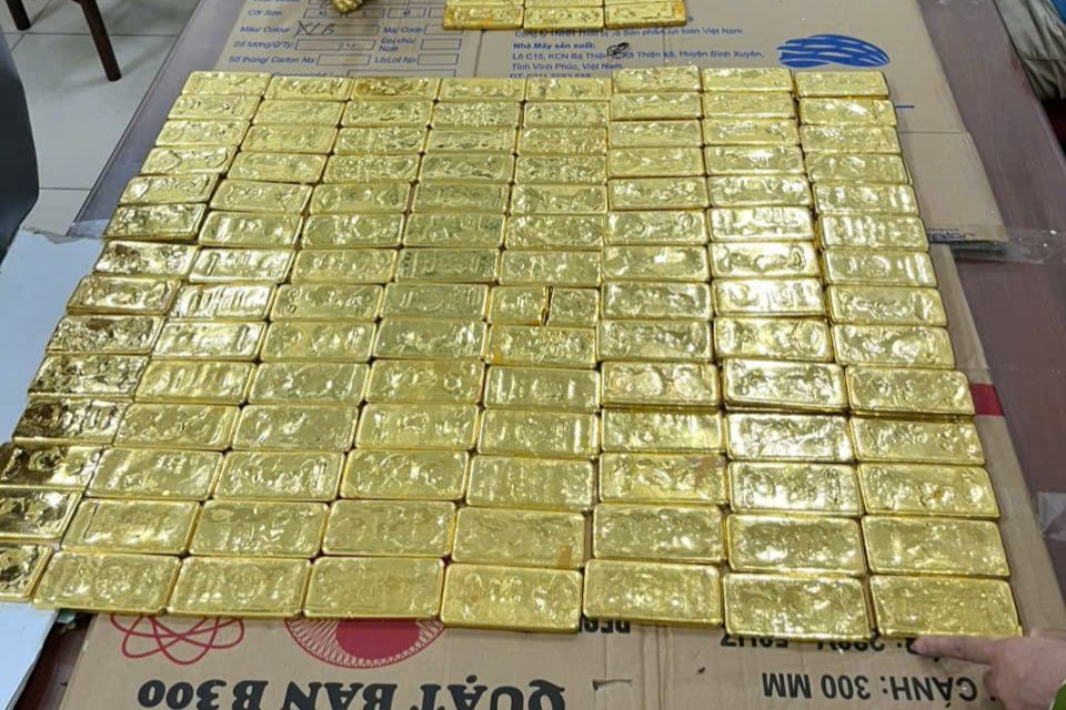 Số lượng lớn vàng miếng thu giữ. Số lượng lớn vàng miếng thu giữ.