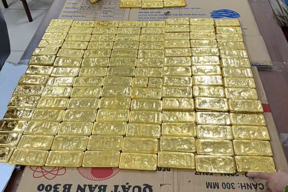 Số lượng lớn vàng miếng thu giữ.