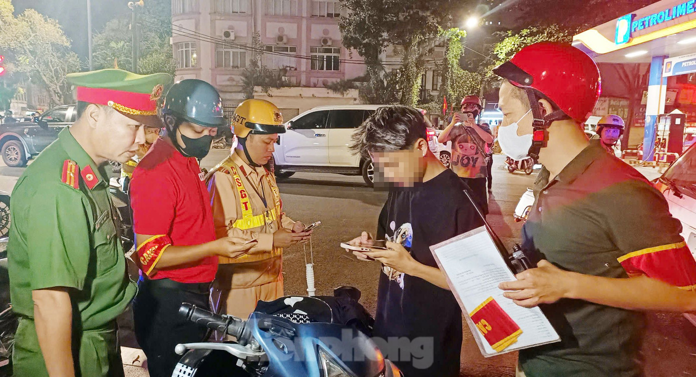 Tổ công tác 141 Công an TP Hà Nội làm nhiệm vụ hóa trang kết hợp với công khai xử lý thanh thiếu niên có hành vi điều khiển xe máy đi tốc độ cao lạng lách, đánh võng... Ảnh: Thanh Hà. Tổ công tác 141 Công an TP Hà Nội làm nhiệm vụ hóa trang kết hợp với công khai xử lý thanh thiếu niên có hành vi điều khiển xe máy đi tốc độ cao lạng lách, đánh võng... Ảnh: Thanh Hà.