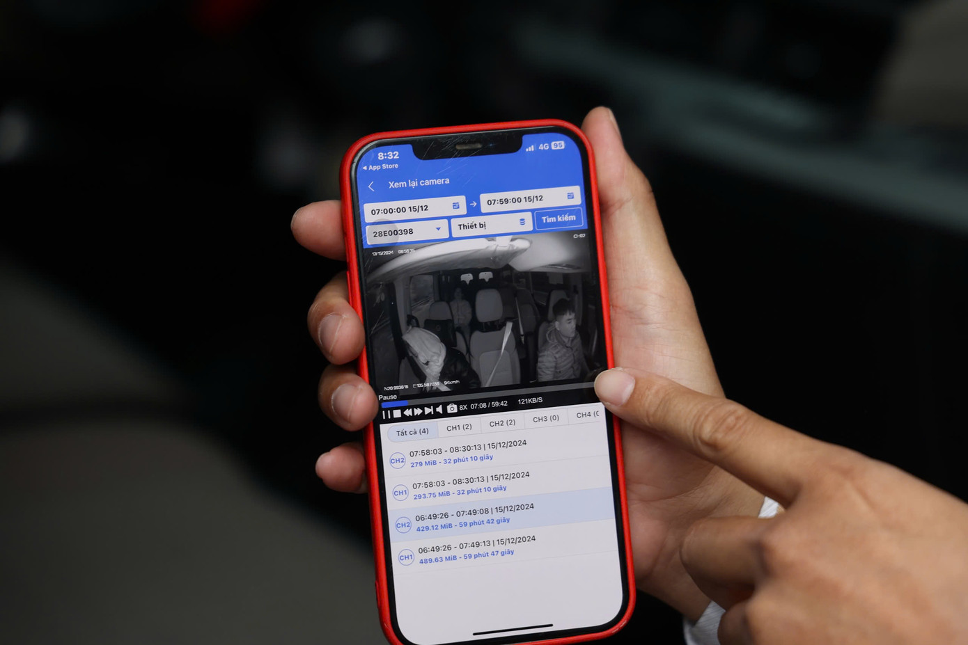 Hình ảnh CSGT trích xuất camera ghi lại việc tài xế vi phạm. Hình ảnh CSGT trích xuất camera ghi lại việc tài xế vi phạm.
