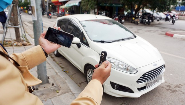 CSGT ghi hình dán thông báo phạt nguội phương tiện ở Hà Nội. Ảnh: Thanh Hà