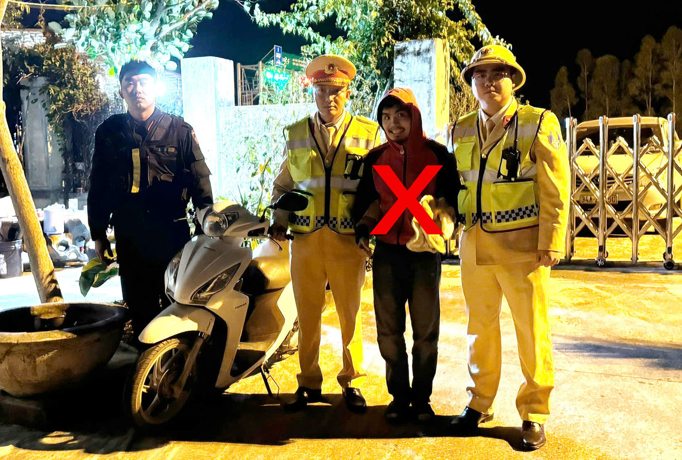 Tổ công tác bắt giữ đối tượng Đăng khi điều khiển xe máy vào cao tốc. Tổ công tác bắt giữ đối tượng Đăng khi điều khiển xe máy vào cao tốc.