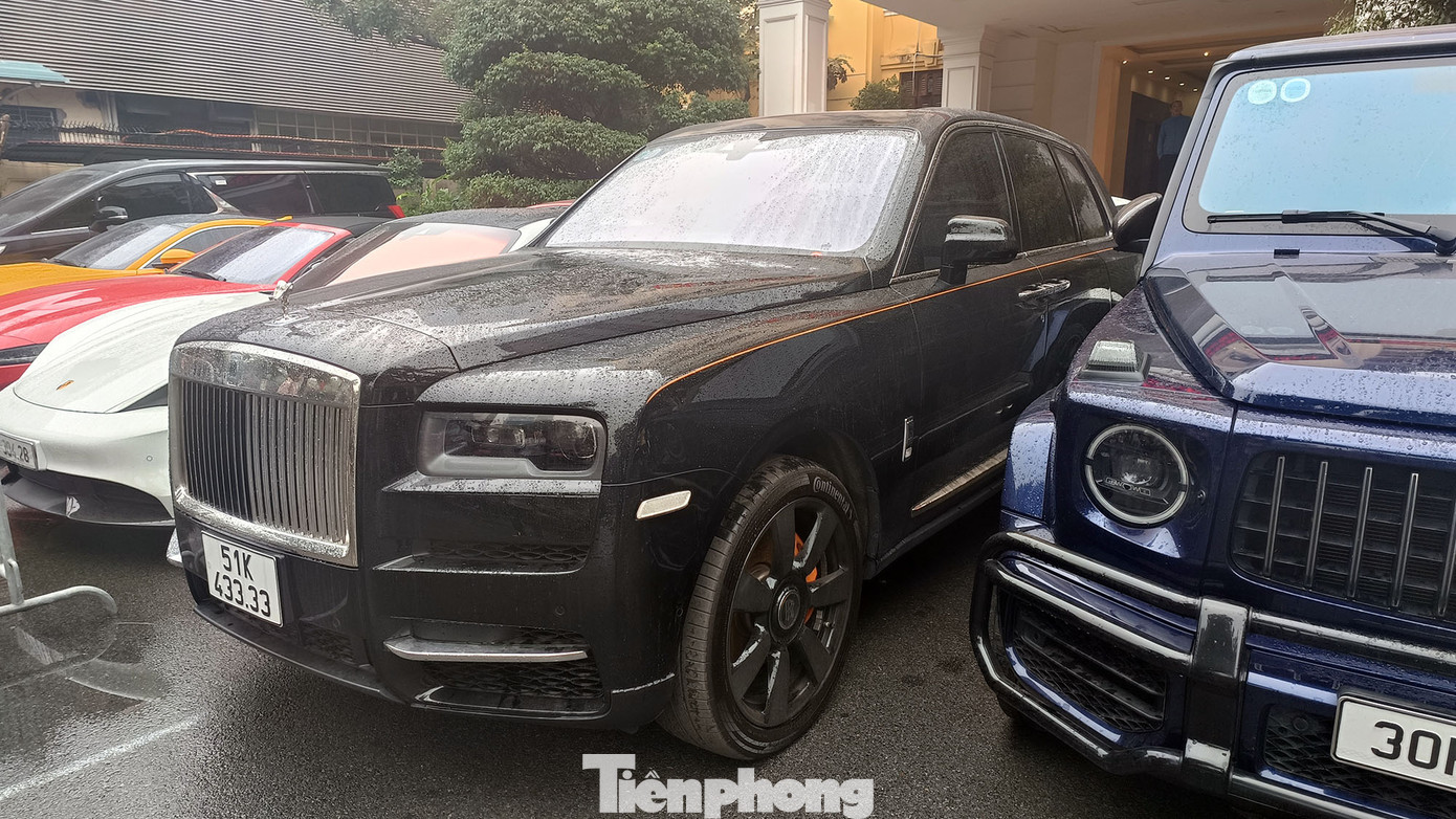 Xe sang thu giữ trong đường dây lừa đảo.