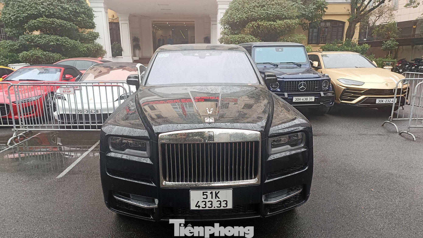 Xe Rolls-Royce của Phó Đức Nam thường xuyên khoe khoang trên mạng xã hội.