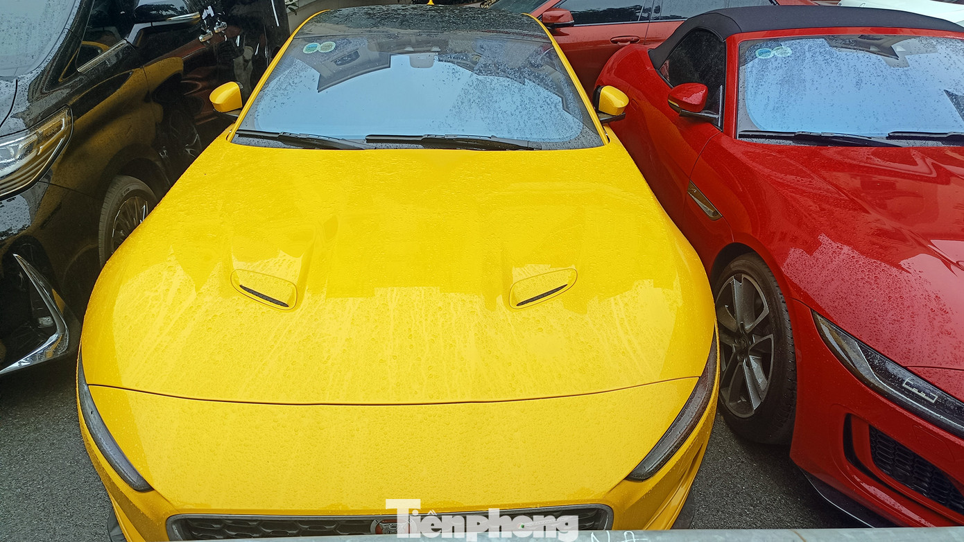 Chiếc Jaguar màu vàng mang BKS Hà Nội.