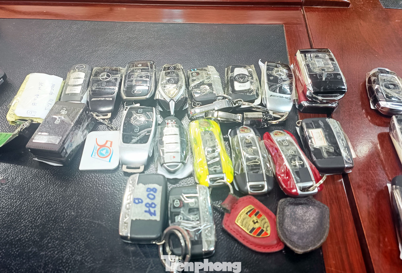 Chìa khóa xe sang được lực lượng chức năng bảo quản trong thời gian tạm giữ.