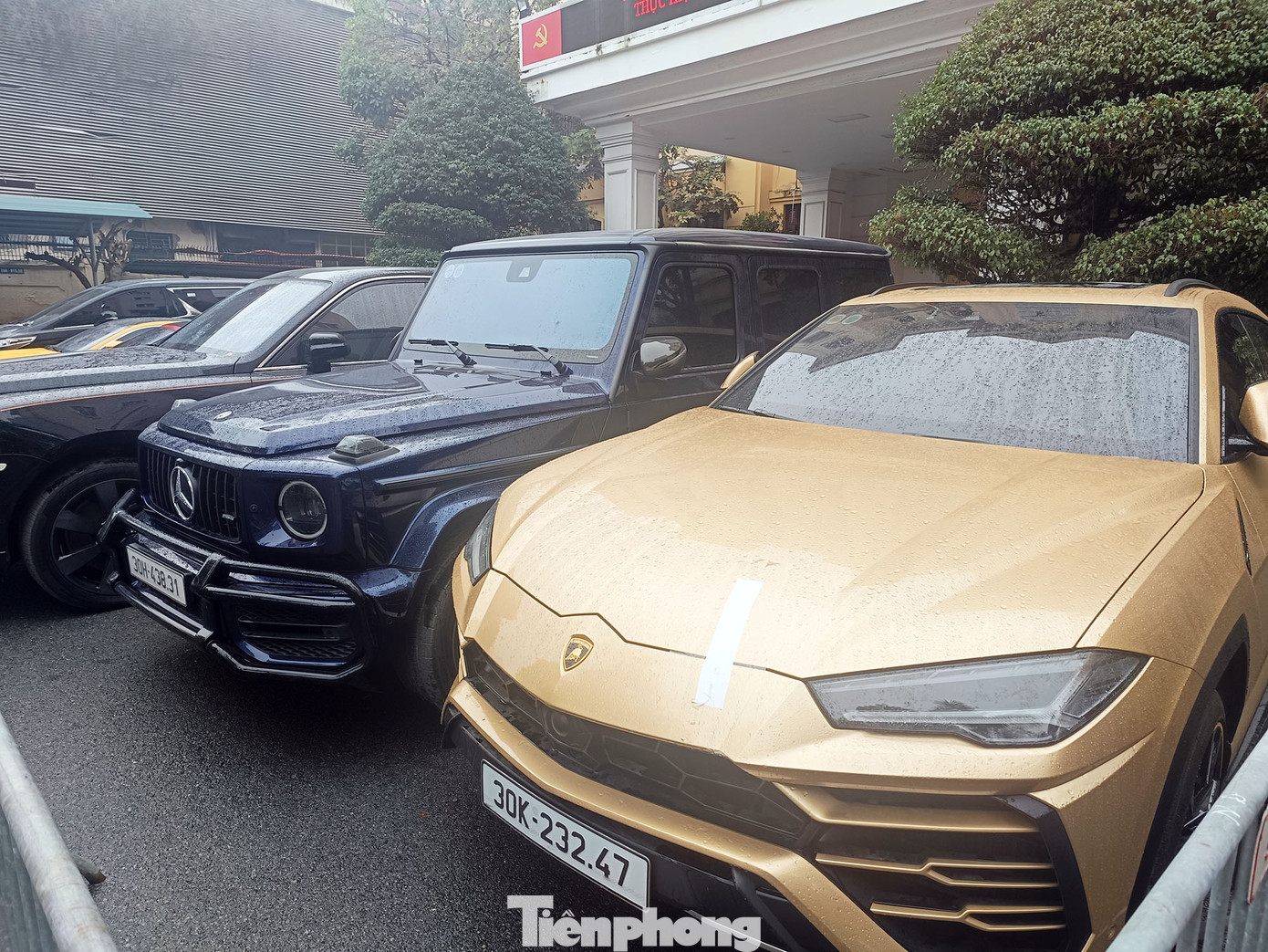 Trong đó, 316 tỷ đồng trong tài khoản; 9 tỷ đồng trái phiếu; 200 tỷ đồng sổ tiết kiệm; 69 tỷ đồng tiền mặt; 890 miếng vàng SJC; 246 kg vàng nguyên khối; 31 siêu xe; 7 mô tô hạng sang; 59 đồng hồ nhãn hiệu nổi tiếng trị giá khoảng 300 tỷ đồng; 84 trang sức vàng, khảm kim cương; phong toả 125 bất động sản.