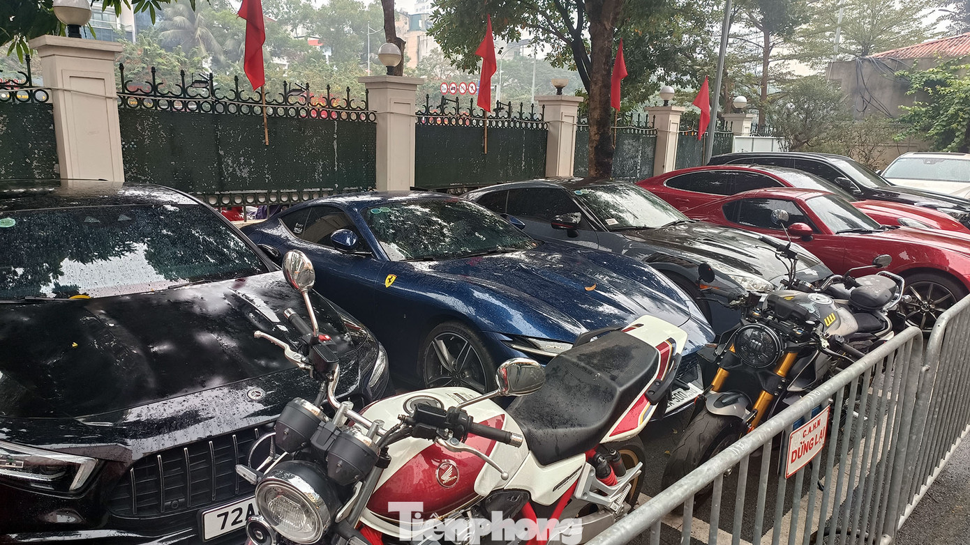 Một số xe sang khác bị thu giữ.