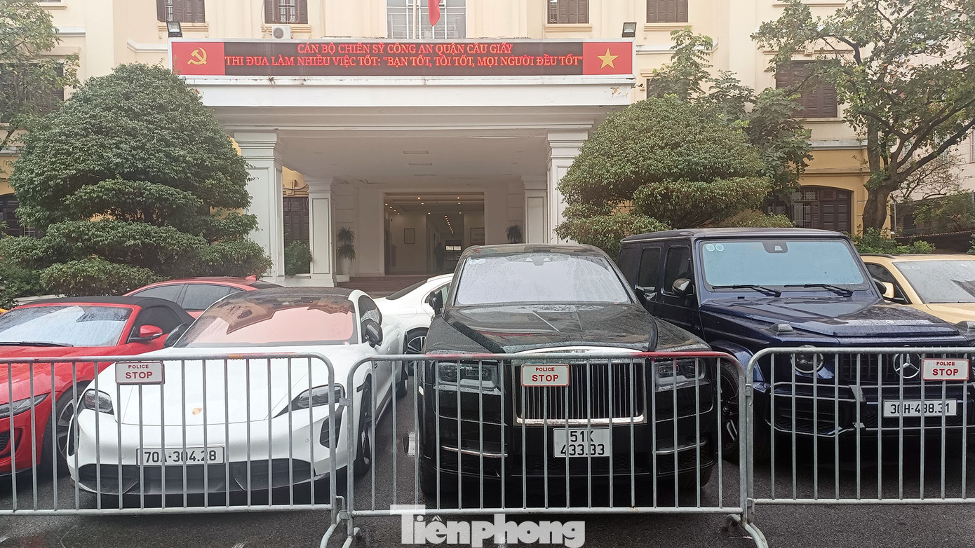 Đáng chú ý, số xe sang, siêu xe thu giữ trong đường dây này có những chiếc thuộc bản hiếm trên thị trường như: xe Rolls-Royce BKS 51K 433.33 của Phó Đức Nam; xe sang G63,Jaguar, Lamborghini, Mecerdes AMG...