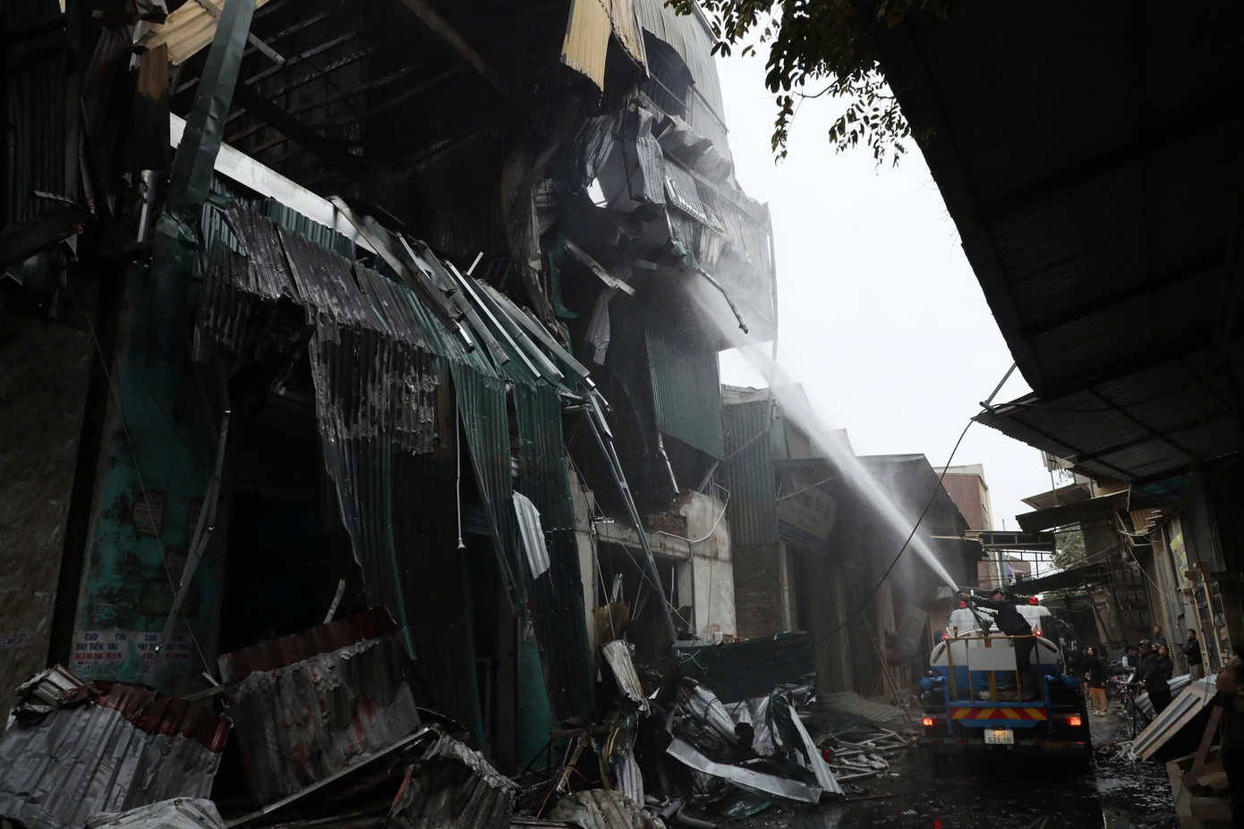 Đến sáng 13/12, xe bồn vẫn tiếp tục phun nước vào hiện trường vụ cháy xảy ra tối 12/12, tại thôn Bàn Giữa (xã Hữu Bằng, huyện Thạch Thất, thành phố Hà Nội) nhằm ngăn ngừa cháy lại. Đến sáng 13/12, xe bồn vẫn tiếp tục phun nước vào hiện trường vụ cháy xảy ra tối 12/12, tại thôn Bàn Giữa (xã Hữu Bằng, huyện Thạch Thất, thành phố Hà Nội) nhằm ngăn ngừa cháy lại.