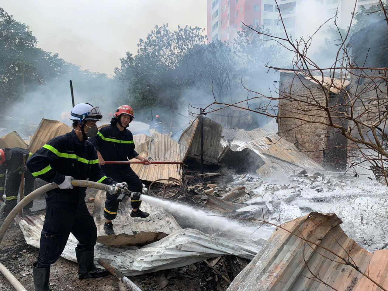 Khu vực xảy ra hỏa hoạn là lán tạm gần nơi tập kết rác, phế liệu. Khu vực xảy ra hỏa hoạn là lán tạm gần nơi tập kết rác, phế liệu.