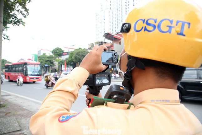 CSGT dùng máy đo tốc độ xử lý xe chạy "rùa bò trên đường". CSGT dùng máy đo tốc độ xử lý xe chạy "rùa bò trên đường".
