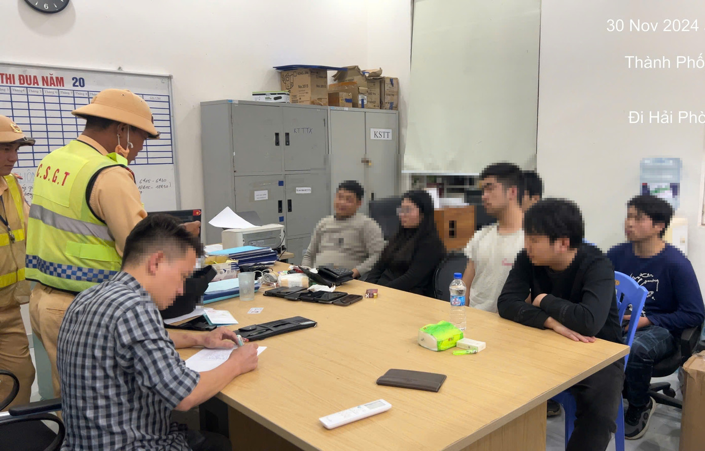 Lực lượng chức năng làm việc với những người trên ô tô.