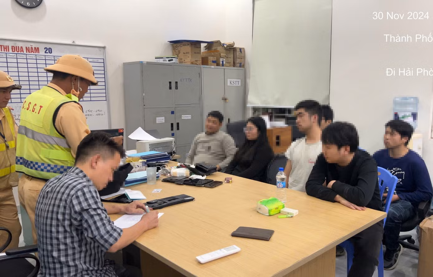Lực lượng chức năng làm việc với những người trên ô tô.