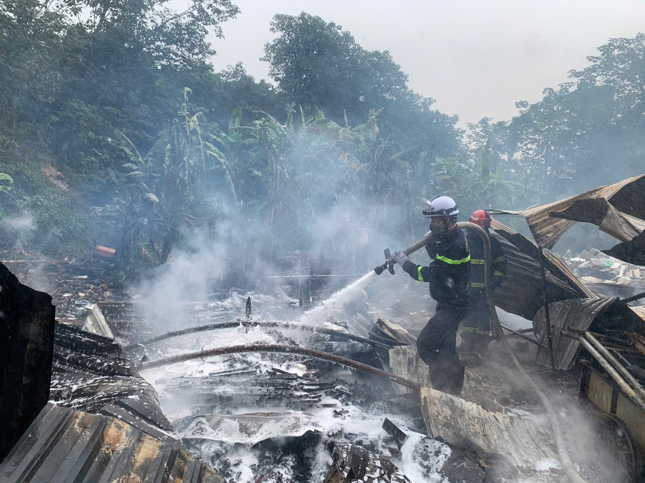 Lực lượng chức năng có mặt tại hiện trường chữa cháy. Lực lượng chức năng có mặt tại hiện trường chữa cháy.