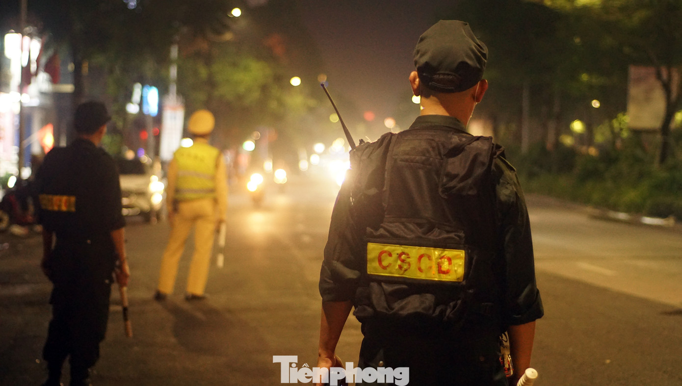 Từ 18h ngày hôm trước đến 6h ngày hôm sau, người điều khiển xe máy chuyên dùng khi đi trên đường phải bật đèn chiếu sáng phía trước (ảnh minh họa: Thanh Hà). Từ 18h ngày hôm trước đến 6h ngày hôm sau, người điều khiển xe máy chuyên dùng khi đi trên đường phải bật đèn chiếu sáng phía trước (ảnh minh họa: Thanh Hà).