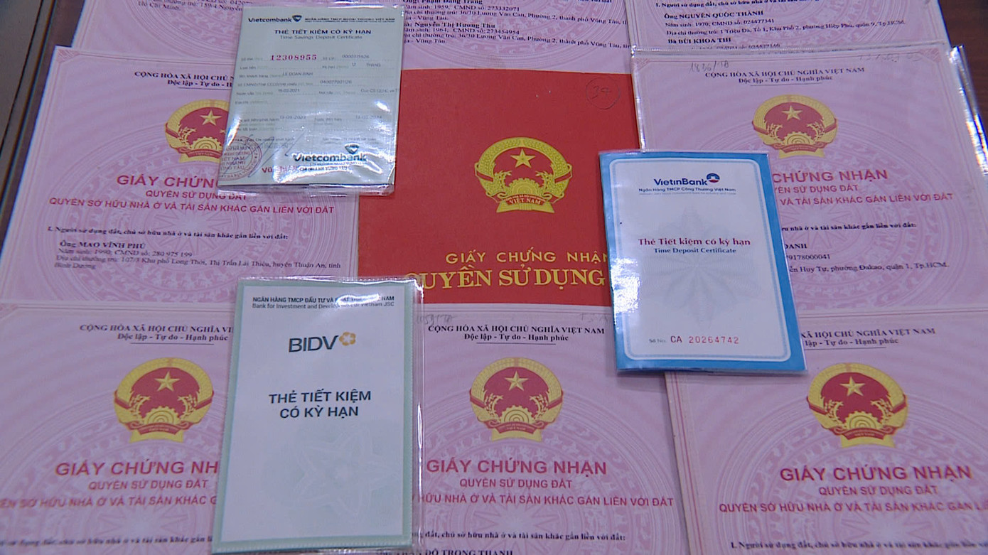 Sổ đỏ, sổ tiết kiệm cơ quan điều tra thu giữ trong vụ án. Sổ đỏ, sổ tiết kiệm cơ quan điều tra thu giữ trong vụ án.