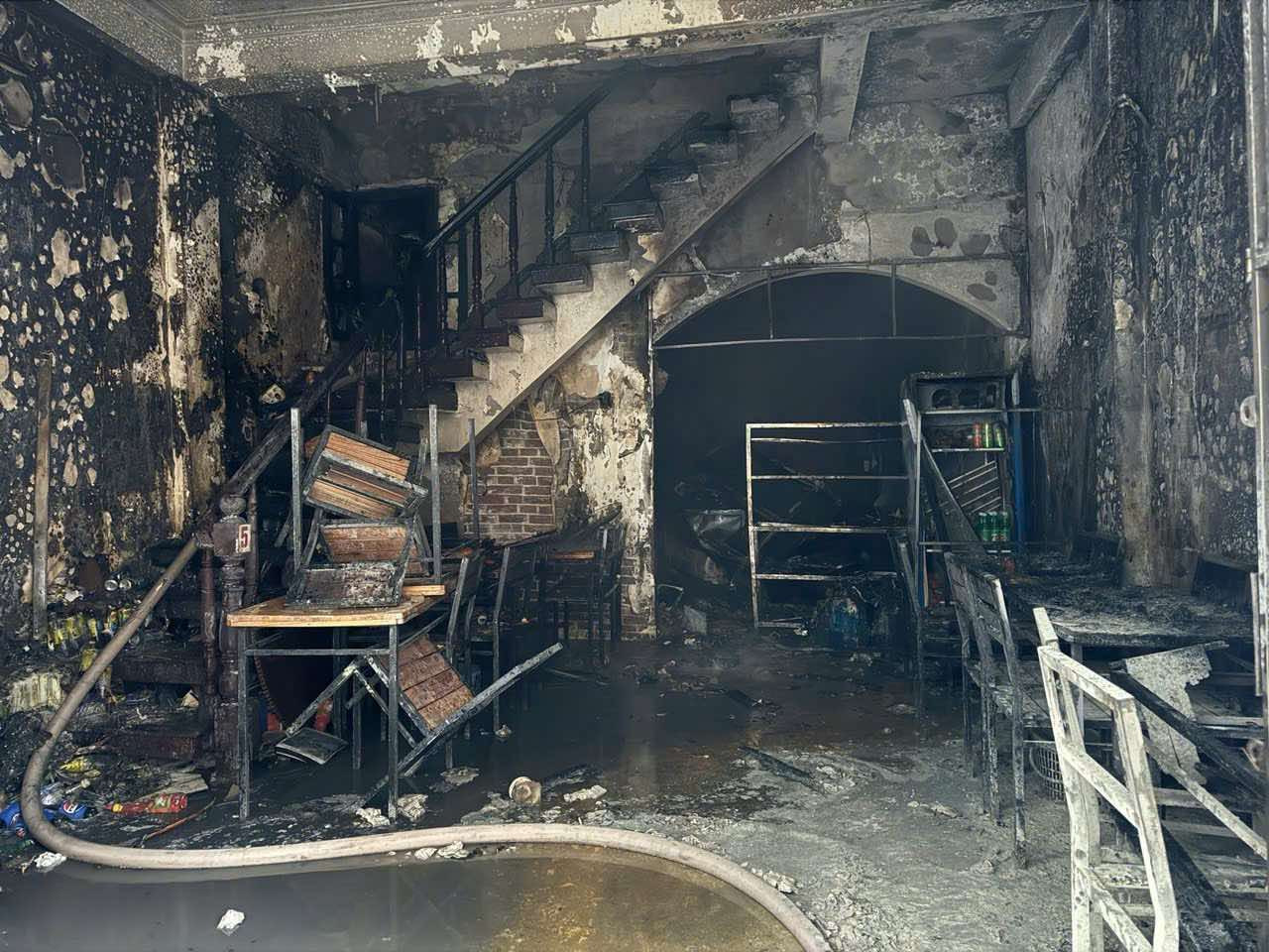 Nhiều tài sản bên trong bị lửa thiêu rụi. Nhiều tài sản bên trong bị lửa thiêu rụi.