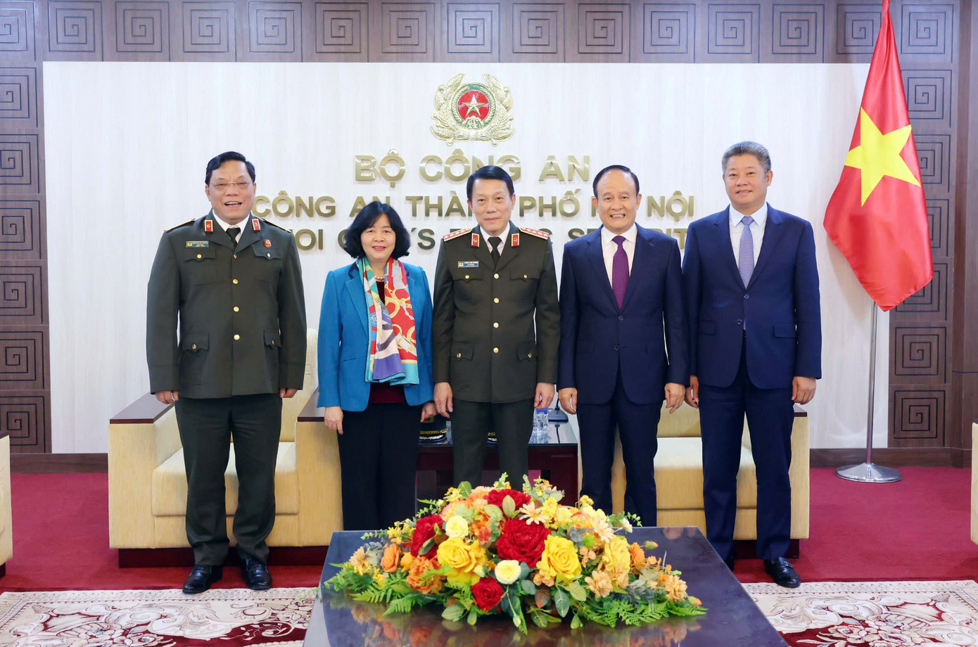 Đại tướng Lương Tam Quang - Bộ trưởng Bộ Công an và đồng chí Bùi Thị Minh Hoài - Bí thư Thành ủy cùng các đồng chí lãnh đạo TP Hà Nội. Đại tướng Lương Tam Quang - Bộ trưởng Bộ Công an và đồng chí Bùi Thị Minh Hoài - Bí thư Thành ủy cùng các đồng chí lãnh đạo TP Hà Nội.