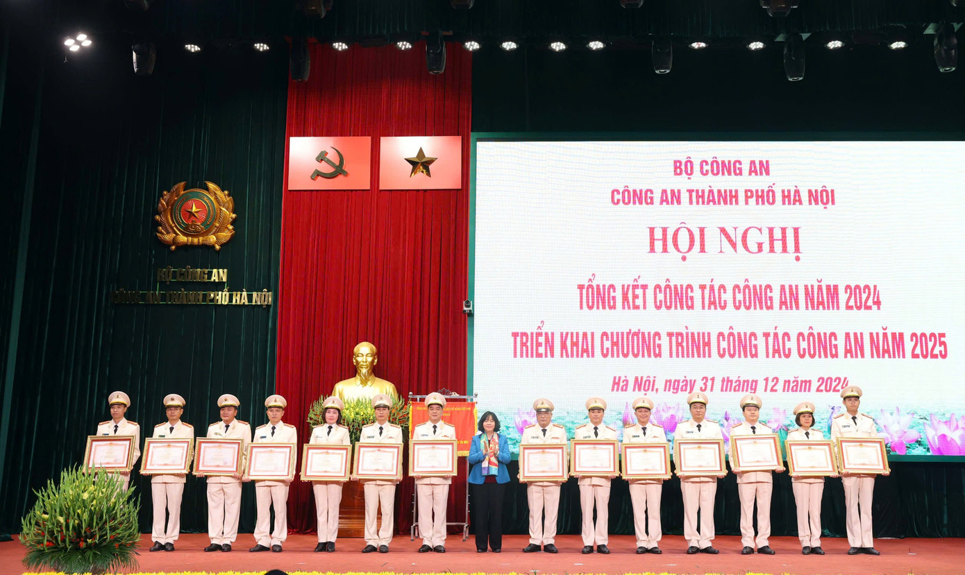 Đồng chí Bùi Thị Minh Hoài - Bí thư Thành ủy Hà Nội trao Bằng khen của Thủ tướng Chính phủ cho 5 tập thể, 9 cá nhân. Đồng chí Bùi Thị Minh Hoài - Bí thư Thành ủy Hà Nội trao Bằng khen của Thủ tướng Chính phủ cho 5 tập thể, 9 cá nhân.