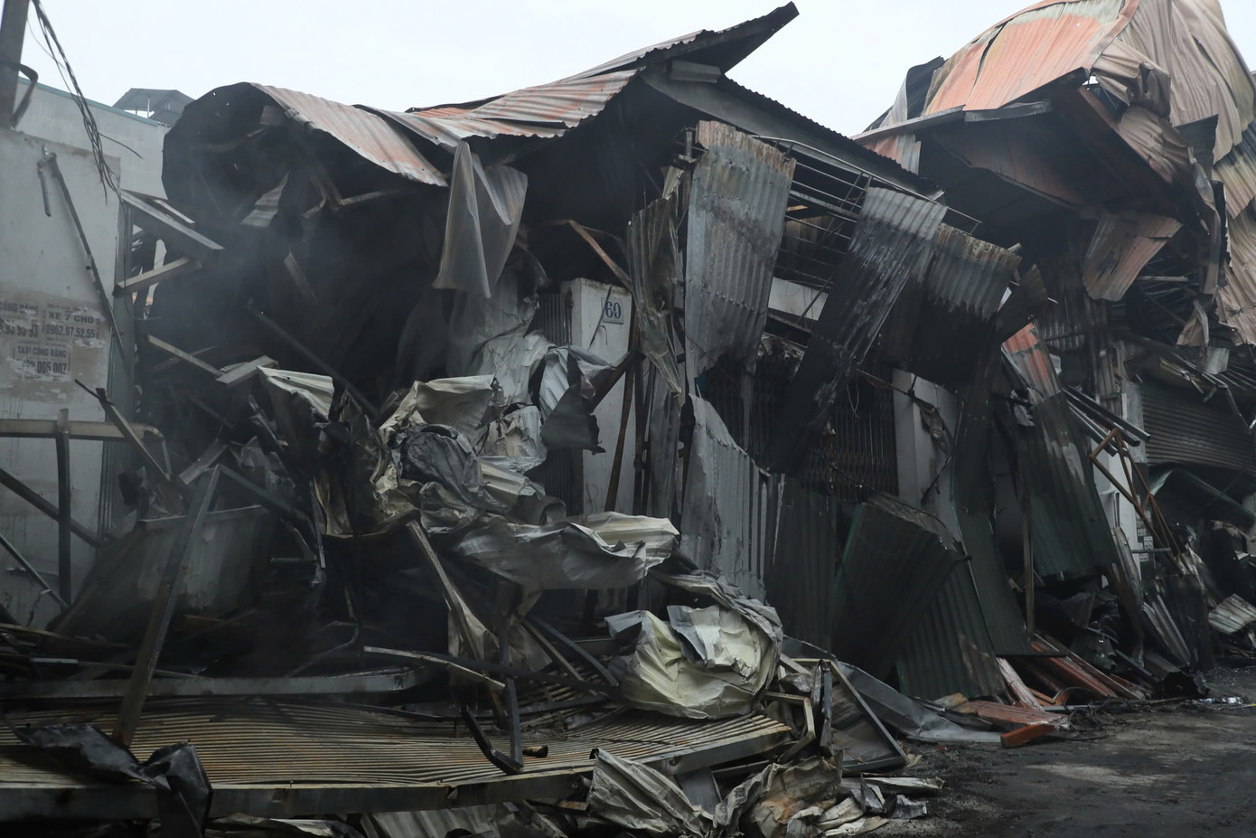 Tại hiện trường có khoảng 10 nhà xưởng, cửa hàng đồ gỗ bị lửa thiêu rụi. Tại hiện trường có khoảng 10 nhà xưởng, cửa hàng đồ gỗ bị lửa thiêu rụi.