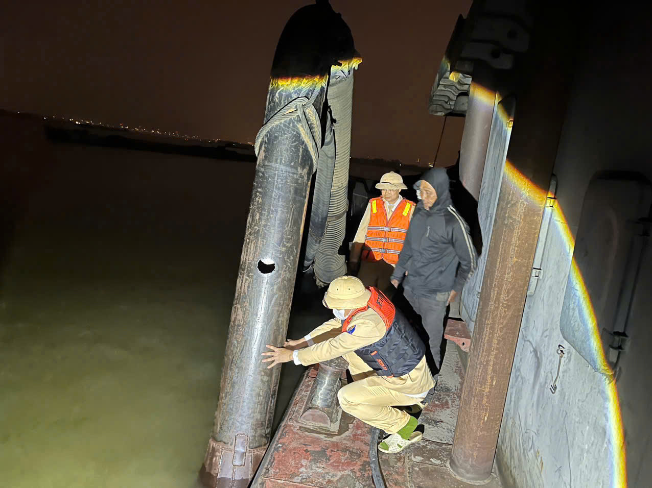 Hệ thống bơm hút cát trên tàu. Hệ thống bơm hút cát trên tàu.