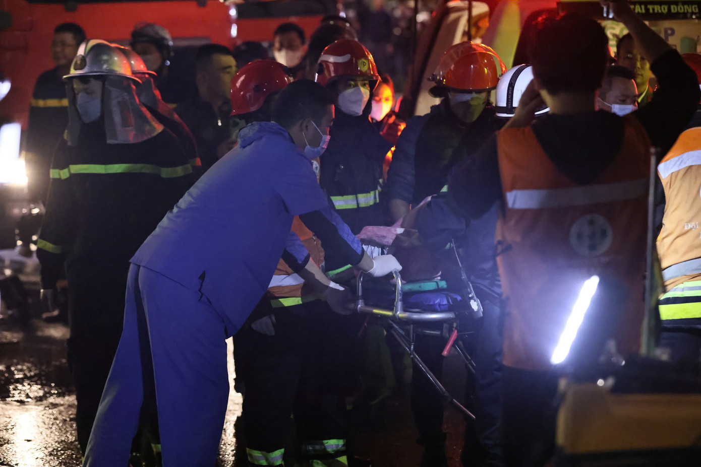 Lực lượng chức năng đã hướng dẫn, hỗ trợ, đưa 7 người ra ngoài (trong đó 5 người sức khỏe ổn định, 2 người được đưa đi Bệnh viện cấp cứu) và phát hiện 11 người đã tử vong.