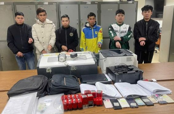 Các đối tượng cùng tang vật thu giữ trong vụ án. Các đối tượng cùng tang vật thu giữ trong vụ án.