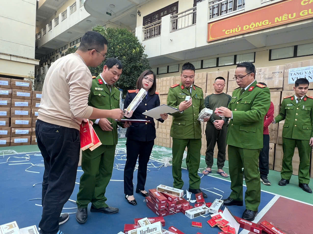 Lực lượng chức năng kiểm tra tang vật vụ án. Lực lượng chức năng kiểm tra tang vật vụ án.