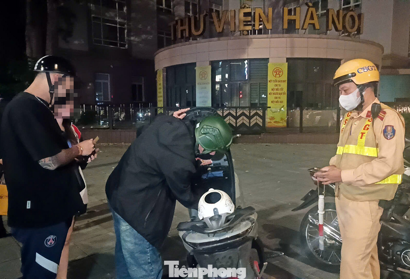 Lực lượng chức năng làm nhiệm vụ tuần tra, kiểm soát xử lý vi phạm. Ảnh: Thanh Hà Lực lượng chức năng làm nhiệm vụ tuần tra, kiểm soát xử lý vi phạm. Ảnh: Thanh Hà