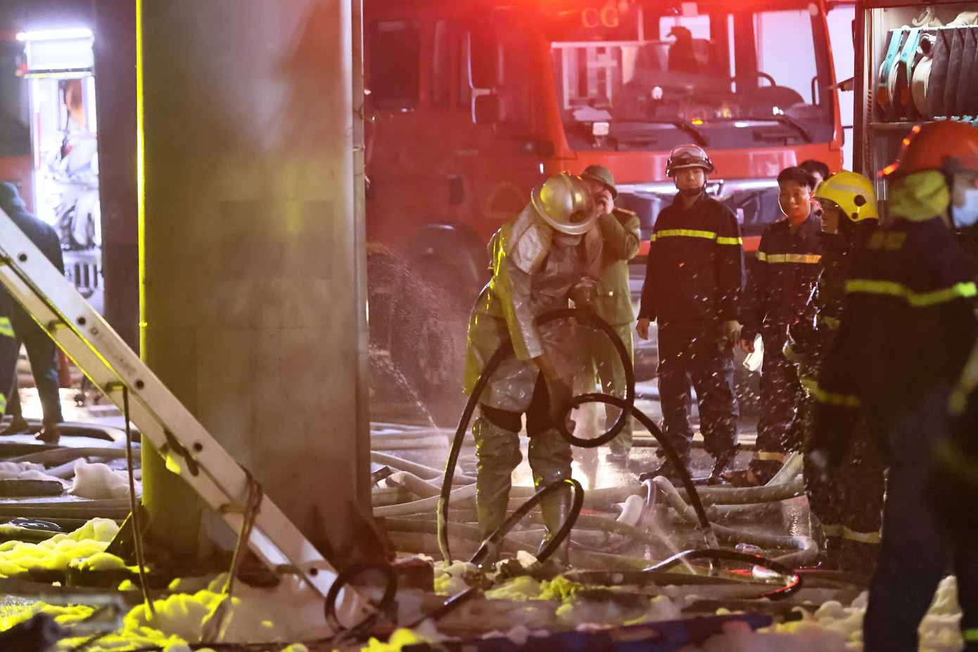 Lực lượng chức năng khắc phục hậu quả vụ cháy. Ảnh: PV. Lực lượng chức năng khắc phục hậu quả vụ cháy. Ảnh: PV.