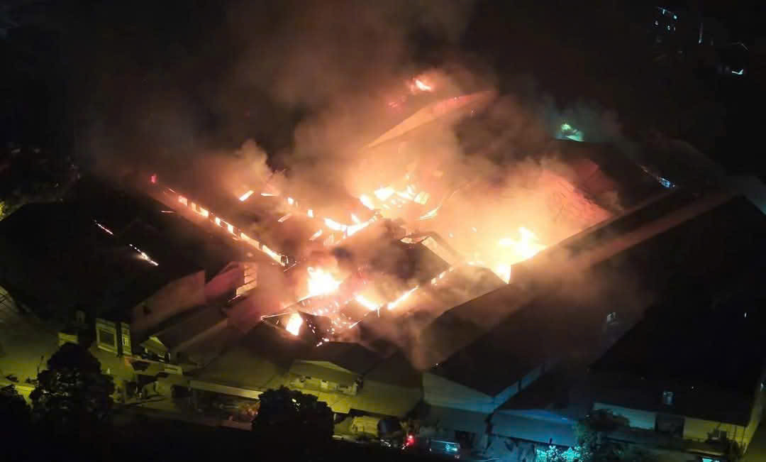 Khu vực nhà xưởng xảy ra hỏa hoạn. Khu vực nhà xưởng xảy ra hỏa hoạn.